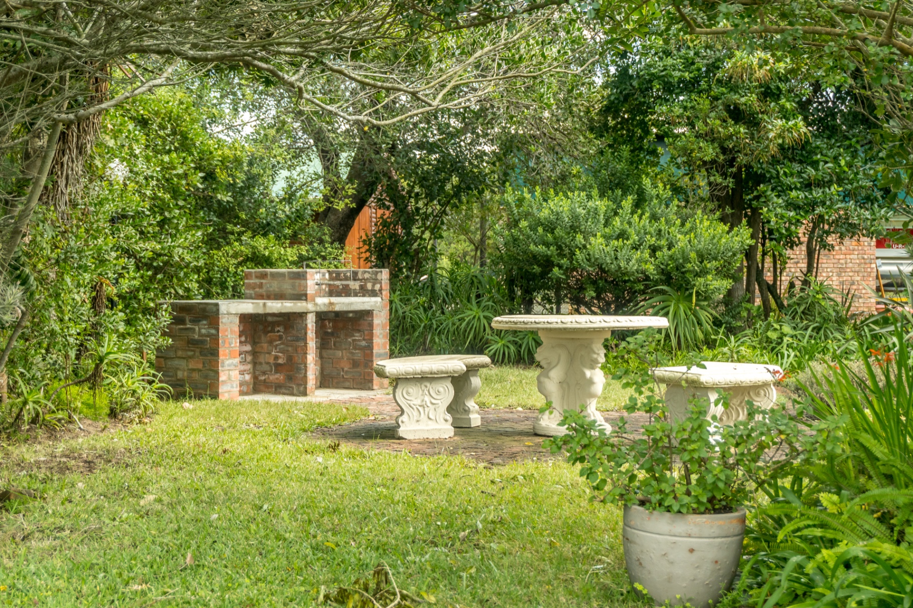 Private braai area at Loerie chalet.